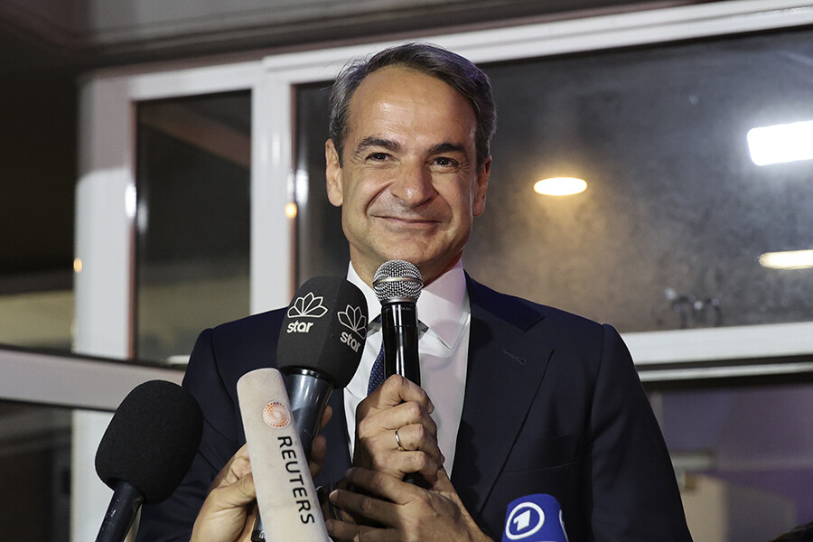 Eski Yunanistan Başbakanı Kiryakos Miçotakis korona oldu