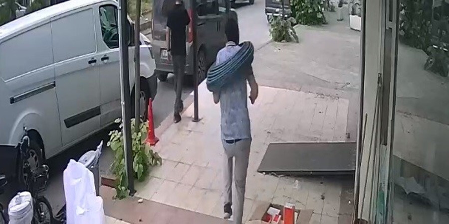 Evine gitmeye çalışırken boynuna kablo demeti düştü! Şaşkınlıktan ne yapacağını şaşırdı Evine gitmeye çalışırken boynuna kablo demeti düştü! Şaşkınlıktan ne yapacağını şaşırdı