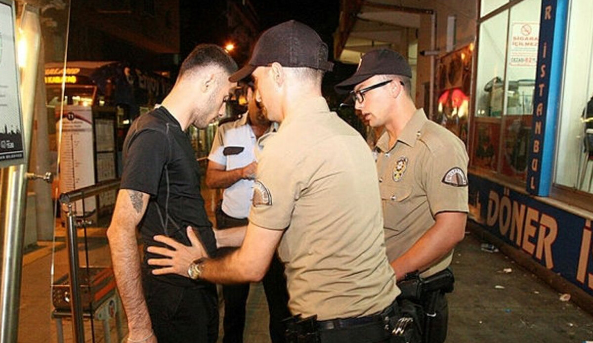 AYM'den dikkat çeken karar: Bekçiler elle üst arayamayacak AYM'den dikkat çeken karar: Bekçiler elle üst arayamayacak