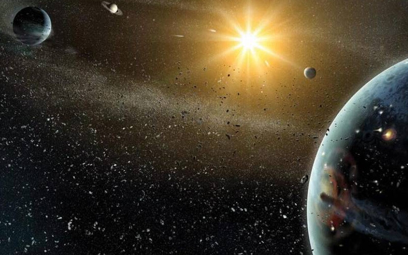 <h3><strong>KUANTUM DALGALANMALARINDAN YENİ PARÇACIKLARA </strong></h3><p>Kara deliklerin çekim gücünün kütleden çok kütlenin çok küçük bir alana sıkışması nedeniyle oluştuğunu belirten bilim insanları, bu yüksek çekimden Evren'de bilinen en hızlı nesne olan ışığın bile kaçamadığını belirterek <strong>ışığın kaçamadığı kara deliğe kritik yakınlığı olay ufku olarak adlandırıyor</strong>. </p>