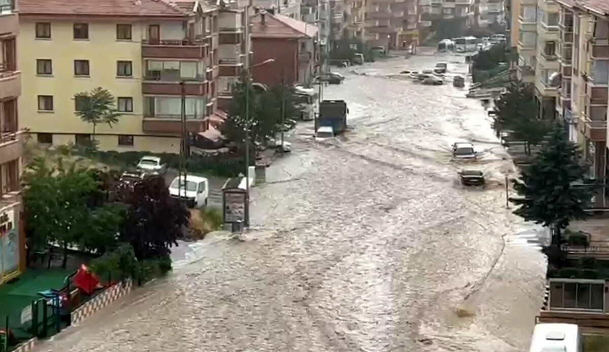 Ankara'da şiddetli sağanak ve dolu etkili oldu Ankara'da şiddetli sağanak ve dolu etkili oldu