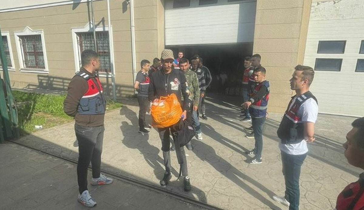 Yakalanan 28 düzensiz göçmen sınır dışı edildi Yakalanan 28 düzensiz göçmen sınır dışı edildi