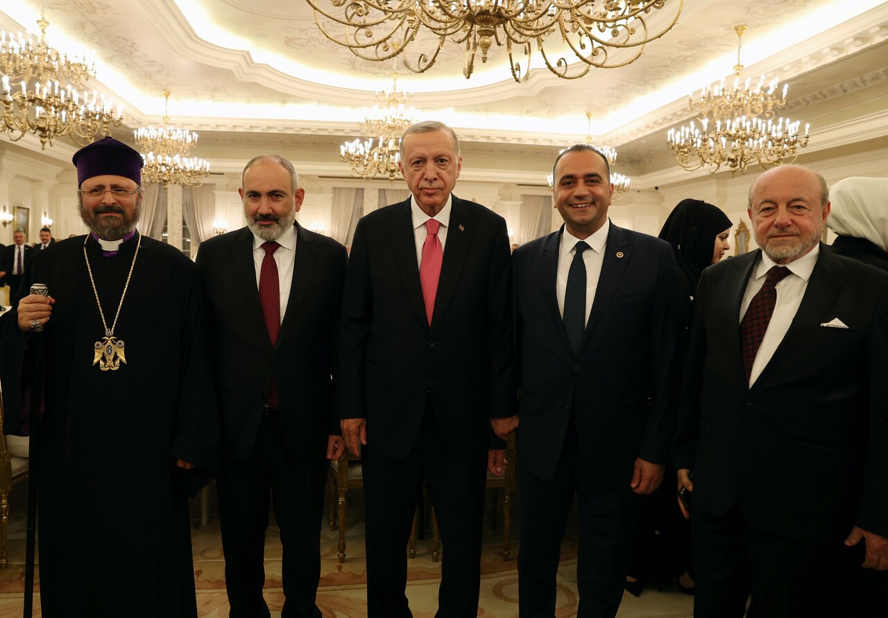 Erdoğan, Külliye'deki törenin ardından liderlerle yemekte buluştu Erdoğan, Külliye'deki törenin ardından liderlerle yemekte buluştu