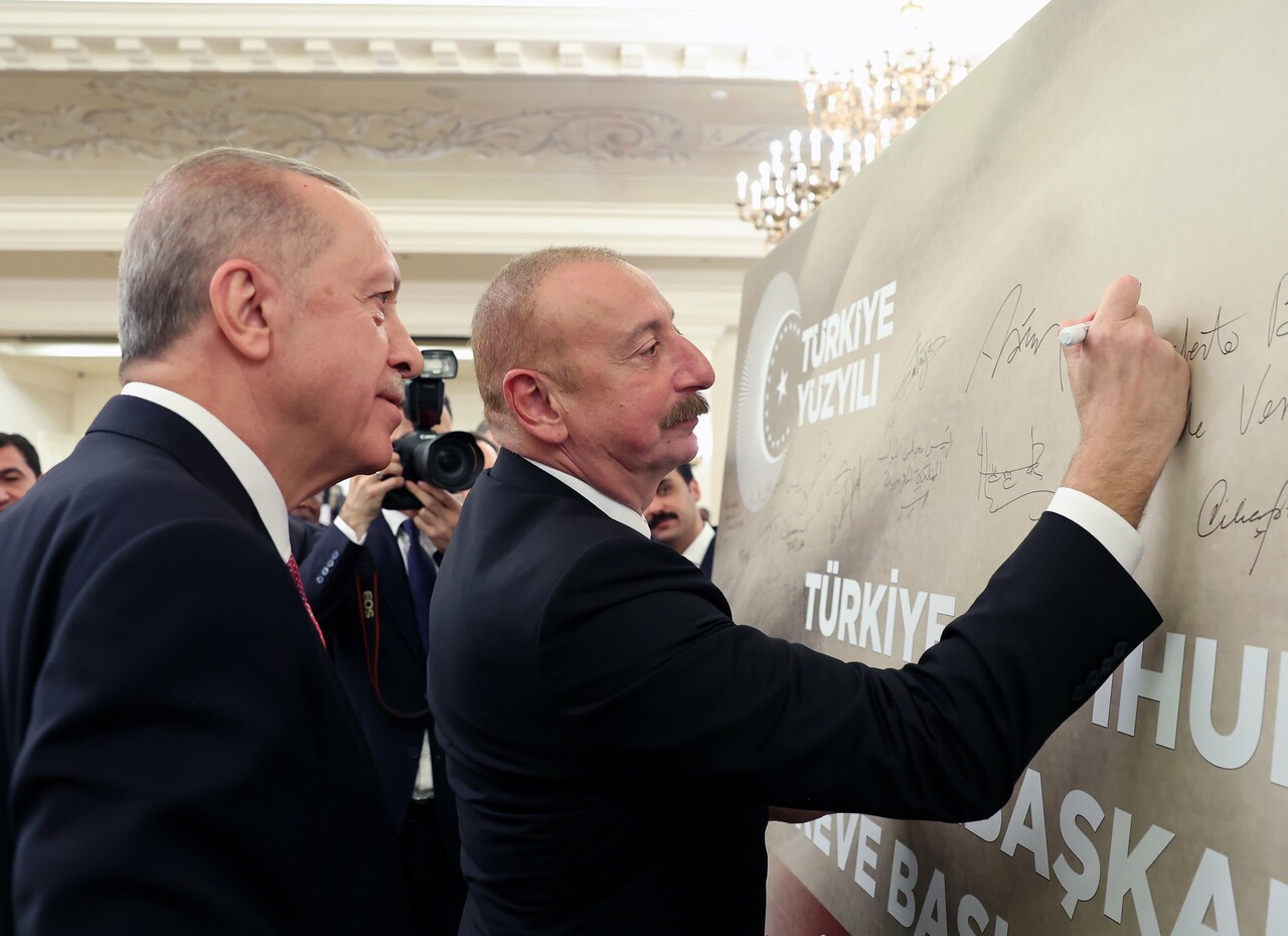 Erdoğan, Külliye'deki törenin ardından liderlerle yemekte buluştu Erdoğan, Külliye'deki törenin ardından liderlerle yemekte buluştu