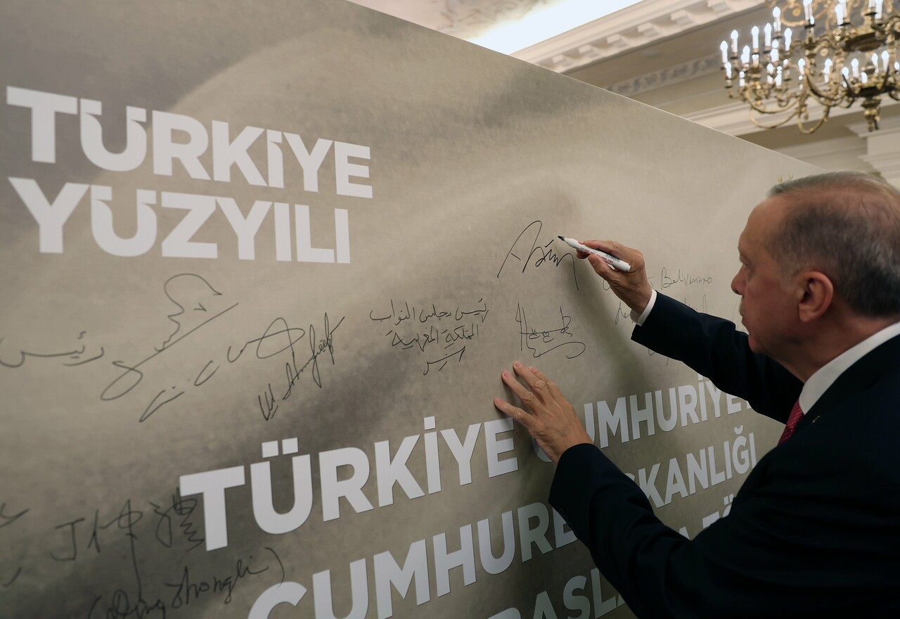 Erdoğan, Külliye'deki törenin ardından liderlerle yemekte buluştu Erdoğan, Külliye'deki törenin ardından liderlerle yemekte buluştu