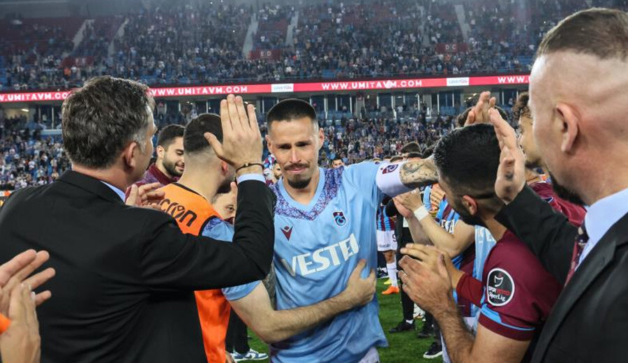 Trabzonspor efsanesi "Grande" Marek Hamsik gözyaşlarıyla ve golle veda etti Trabzonspor efsanesi "Grande" Marek Hamsik gözyaşlarıyla ve golle veda etti