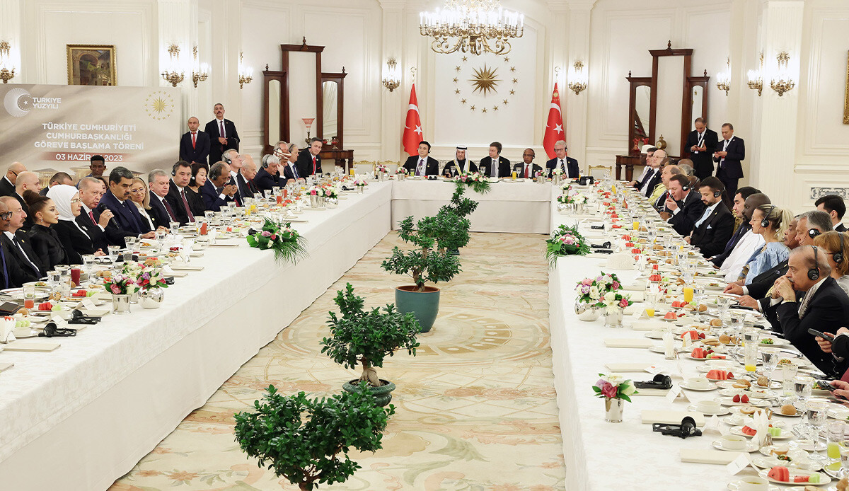 Erdoğan, Külliye'deki törenin ardından liderlerle yemekte buluştu Erdoğan, Külliye'deki törenin ardından liderlerle yemekte buluştu