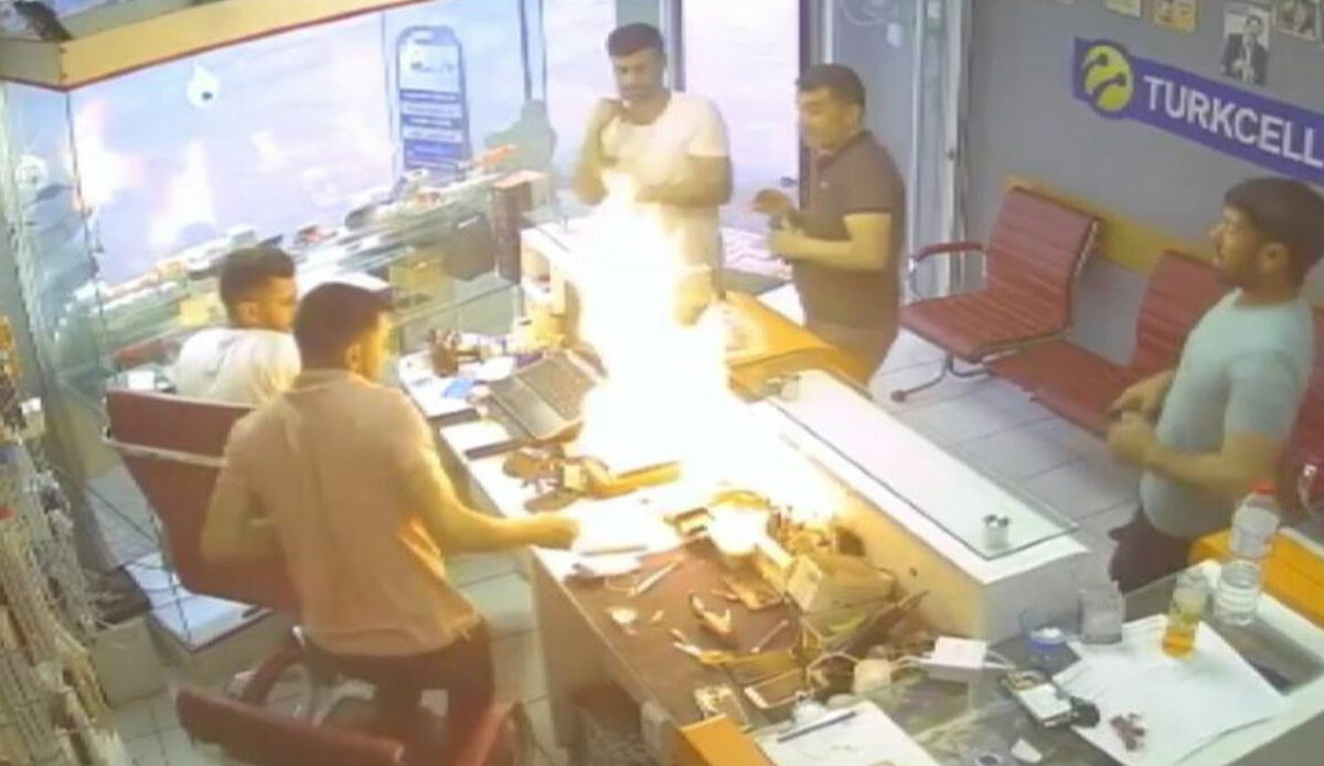 Orijinal sarj aleti kullanmayanlar dikkat! Cep telefonu bomba gibi patladı Orijinal sarj aleti kullanmayanlar dikkat! Cep telefonu bomba gibi patladı
