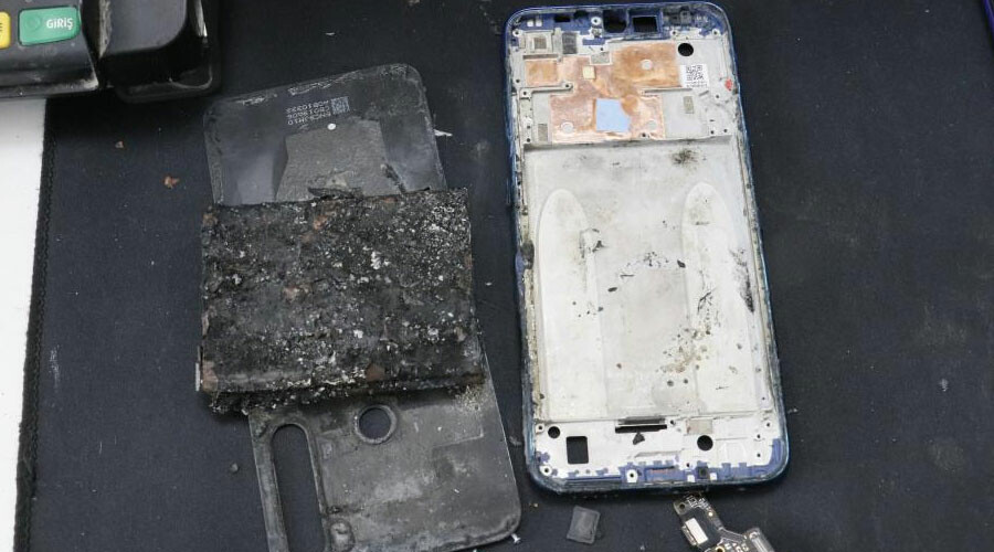 Orijinal sarj aleti kullanmayanlar dikkat! Cep telefonu bomba gibi patladı telefon bataryası patladı
