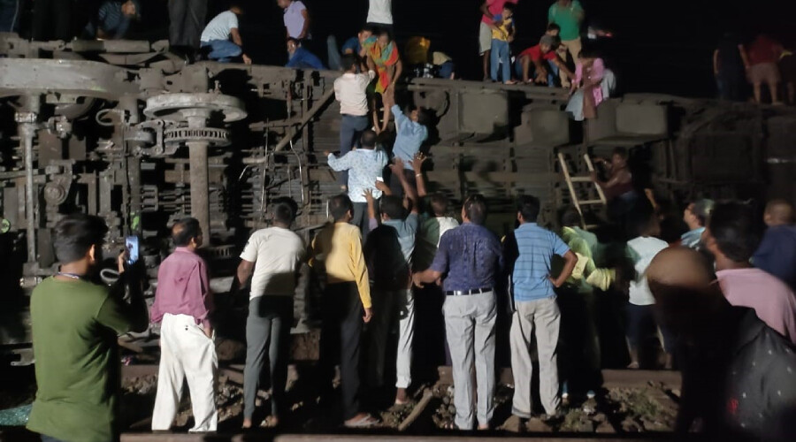 Hindistan’da katliam gibi kaza: Trajik tren kazasında bilanço ağırlaşıyor