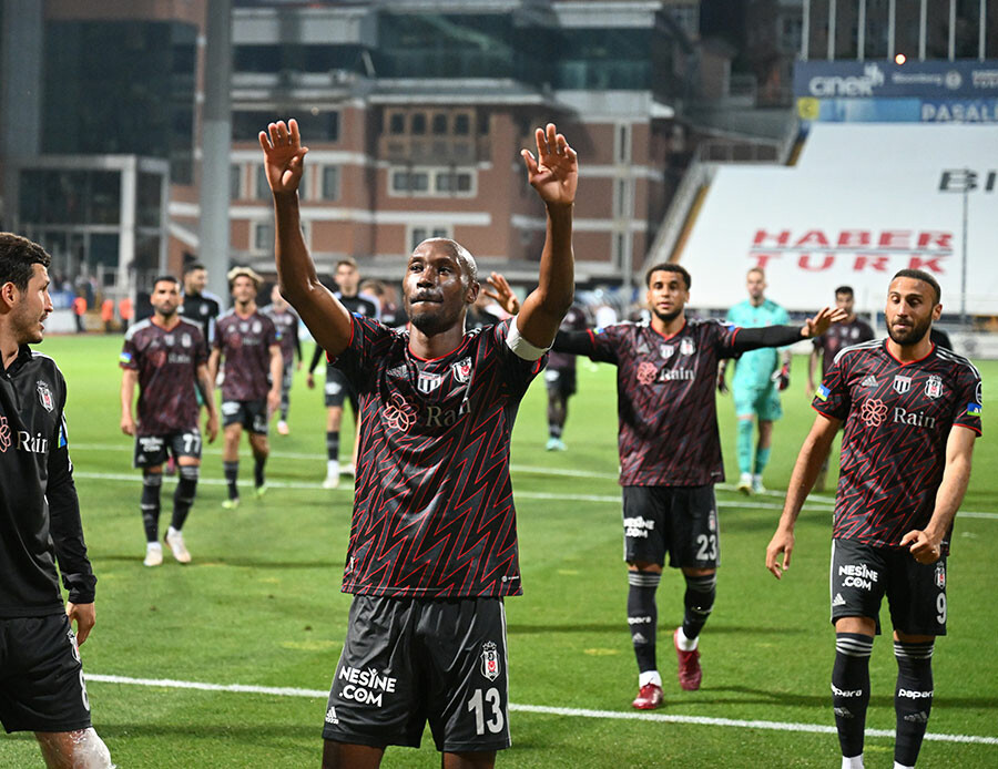 Atiba Hutchinson Süper Lig tarihine geçti! Beşiktaş'ın emektar futbolcusu rekorla veda ediyor