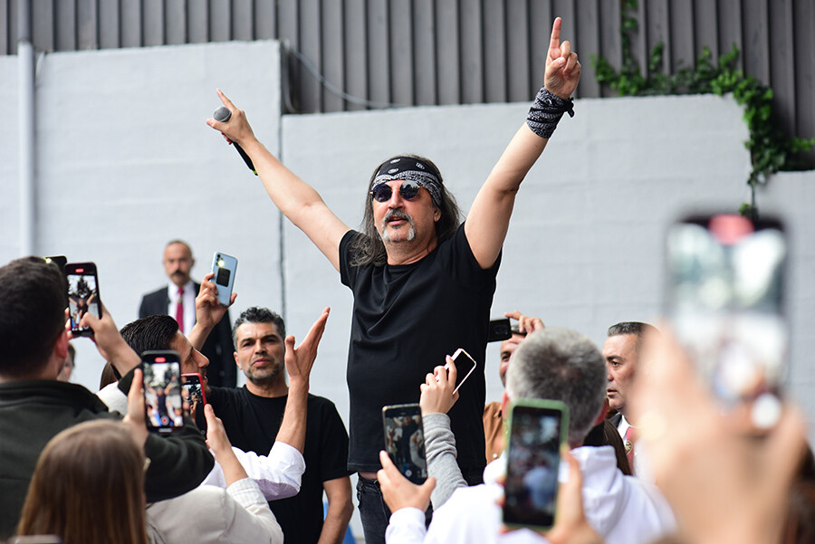 90'lı yıllara damga vuran şarkıcılar, Bursa'da konser verdi