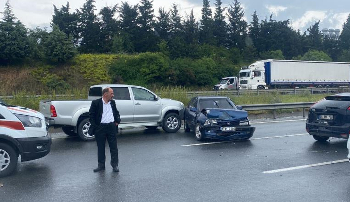 Düzce TEM'de 2'si kamyon 14 araç birbirine girdi: 6 yaralı var Düzce TEM'de 2'si kamyon 14 araç birbirine girdi: 6 yaralı var