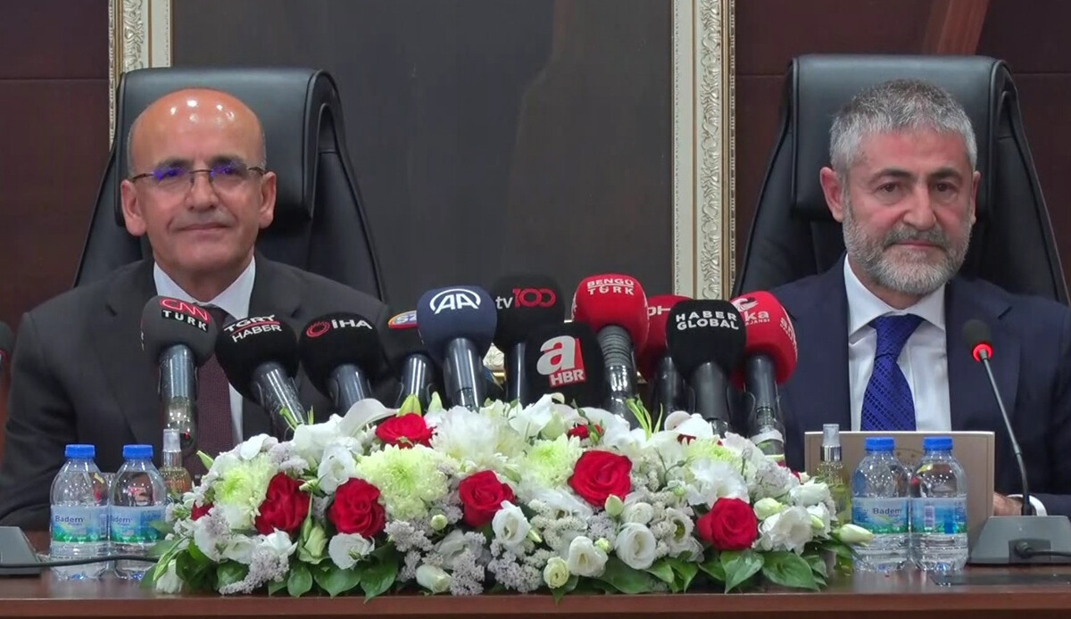 Ekonomide devir teslim, Mehmet Şimşek görevi devraldı: Enflasyon ve refah mesajı Ekonomide devir teslim, Mehmet Şimşek görevi devraldı: Enflasyon ve refah mesajı