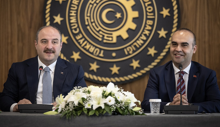 Kabine'de ilk devir teslim: Bakan Kacır görevi Varank'tan devraldı