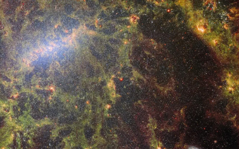 <p>Birkaç haftada bir NASA, ESA ve CSA, James Webb Uzay Teleskobundan gelen etkileyici kareleri resmi sosyal medya hesaplarından paylaşıyor. Bu görüntüler, Evren'e ilişkin önemli bilgiler sunarken, aynı zamanda baktıkça kendine çeken türden. Webb'den gelen son görüntü, yukarıdaki fotoğrafın sol üst köşesinde görebileceğiniz parlak merkezi çubuk nedeniyle 'Çubuklu' gökada (galaksi) olarak adlandırılan <strong>çubuklu sarmal gökada NGC 5068</strong>'e ait.</p>