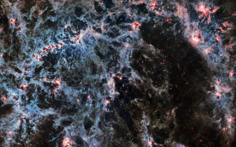 <h3><strong>ETKİLEYİCİ GÖRÜNTÜLER</strong></h3><p>Bu fotoğraf karesi ne anlama geliyor? NASA'nın açıklamasına göre, çubuklu sarmal gökada NGC 5068'in James Webb Uzay Teleskobunun MIRI sensöründen alınan bu görüntüsünde, <strong>sarmal galaksinin tozlu yapısı ve yeni oluşmuş yıldız kümelerini içeren parıldayan gaz kabarcıkları özellikle belirgindir</strong>. Küçük mavi-yeşil-kırmızı noktalar olarak temsil edilen bu görüntüye üç asteroit izi eşlik ediyor. Asteroitler, teleskoba uzaktaki hedeften çok daha yakın oldukları için görünürler. Webb, astronomik nesnenin birkaç görüntüsünü yakalarken, asteroit hareket eder, bu nedenle her karede biraz farklı bir yerde görünür. MIRI'den alınan bu gibi görüntülerde ise biraz daha belirgindirler, çünkü birçok yıldız orta kızılötesi dalga boylarında yakın kızılötesi veya görünür ışıkta oldukları kadar parlak değiller, bu nedenle asteroitleri yıldızların yanında görmek daha kolay. Bir iz, galaksinin çubuğunun hemen altında ve iki tane daha sol alt köşede bulunur.</p>