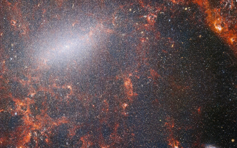 <p>NGC 5068'in James Webb Uzay Teleskobunun NIRCam sensöründen alınan bu görüntüsü, <strong>galaksinin parlak merkezi çubuğu boyunca en yoğun olan devasa yıldız popülasyonu ve içindeki genç yıldızlar tarafından aydınlatılan yanan kırmızı gaz bulutları ile süslenmiştir. </strong>Galaksinin bu yakın-kızılötesi görüntüsünde, NGC 5068'in çekirdeğini oluşturan çok sayıda yaşlı yıldız topluluğu olduğu görülüyor. NIRCam'in keskin gözleri, gökbilimcilerin yıldızlarını yakından incelemek için galaksinin gazını ve tozunu incelemesine imkan tanır. Yoğun ve parlak toz bulutları sarmal kolların yolu boyunca uzanır: Bunlar H II bölgeleri, yeni yıldızların oluştuğu hidrojen gazı topluluklarıdır. Genç, enerjik yıldızlar etraflarındaki hidrojeni iyonlaştırarak kırmızıyla temsil edilen bu ışıltıyı oluşturur.</p><p> </p><p>(Kaynak: Engadget)</p>