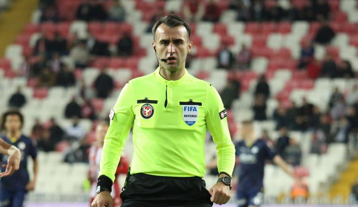 Ziraat Türkiye Kupası finalini Atilla Karaoğlan yönetecek! Fenerbahçe - Başakşehir maçının hakemi belli oldu Ziraat Türkiye Kupası finalini Atilla Karaoğlan yönetecek! Fenerbahçe - Başakşehir maçının hakemi belli oldu