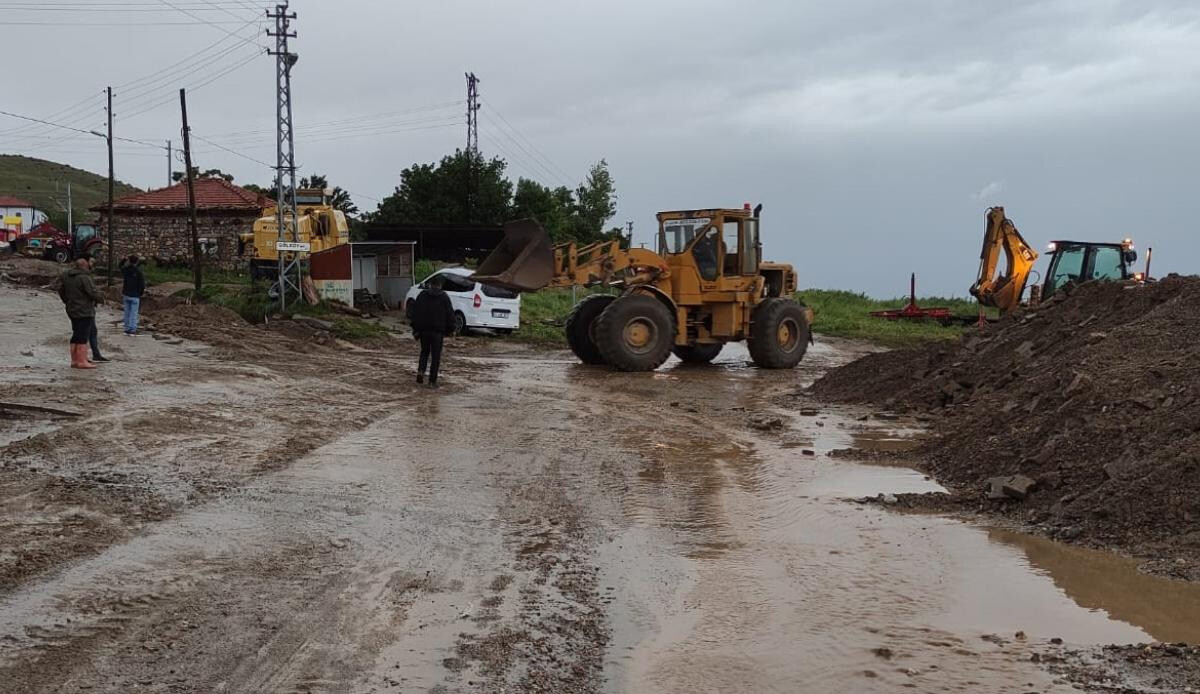 Sel felaketi Konya'nın 3 ilçesinde hayatı felç etti! Birçok evi su bastı, tarım arazileri zarar gördü