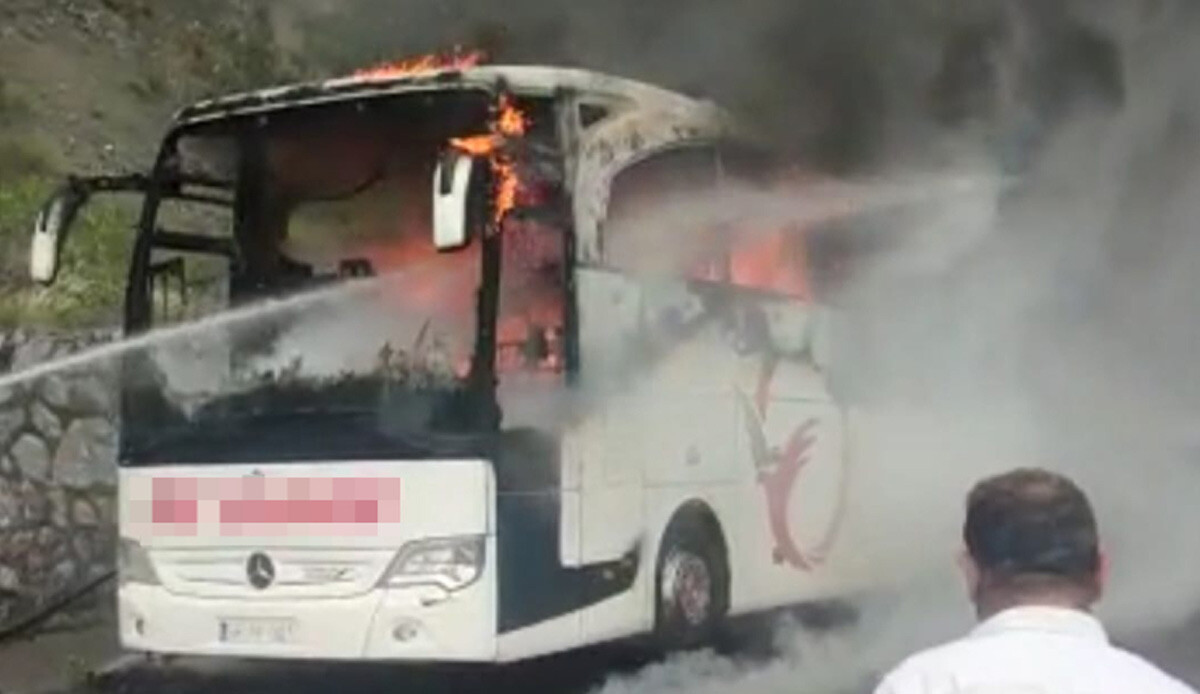 Adana'da seyir halindeki otobüs alev topuna döndü! Kullanılamaz hale geldi