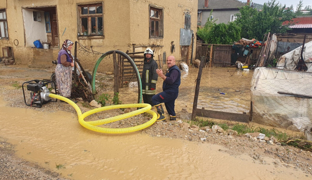 Sel felaketi Konya&#039;nın 3 ilçesinde hayatı felç etti! Birçok evi su bastı, tarım arazileri zarar gördü