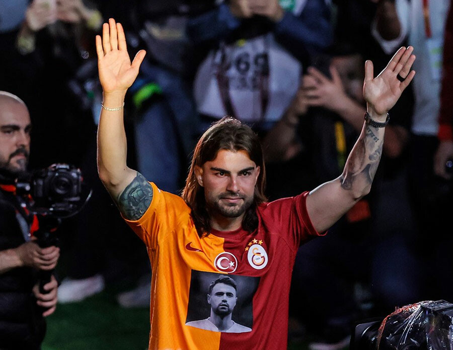 Galatasaray şampiyonluk kutlamasında Ahmet Çalık detayı! Abdülkerim Bardakcı gözyaşlarıyla sahaya çıktı