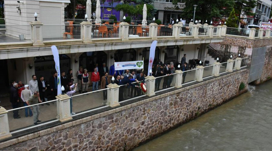 Türkiye’nin dört bir yanından bırakıldı... Depremde hayatını kaybedenler için saygı çelengi