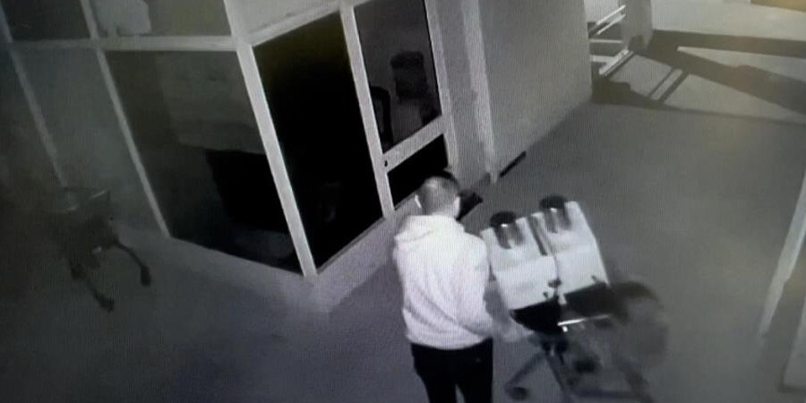 Anahtarını düşürdü sabah işe geldiğinde şoka uğradı! Tencere, tüp, para ne varsa almışlar Anahtarını düşürdü sabah işe geldiğinde şoka uğradı! Tencere, tüp, para ne varsa almışlar