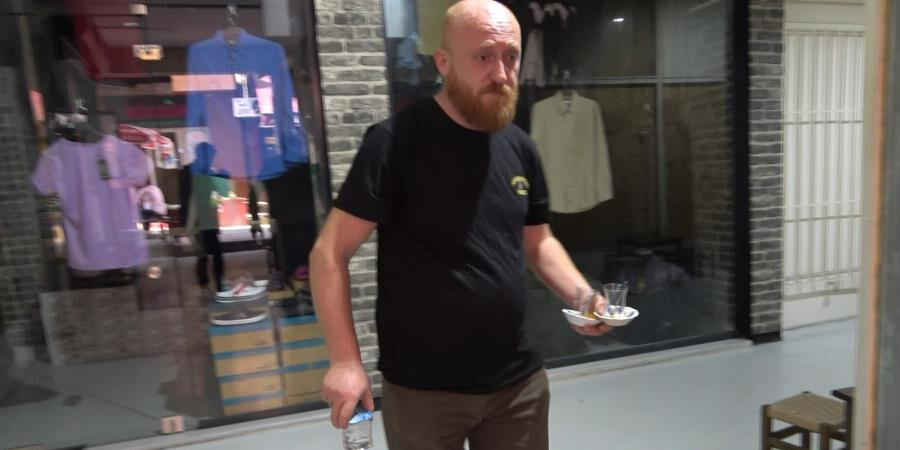 Anahtarını düşürdü sabah işe geldiğinde şoka uğradı! Tencere, tüp, para ne varsa almışlar Anahtarını düşürdü sabah işe geldiğinde şoka uğradı! Tencere, tüp, para ne varsa almışlar
