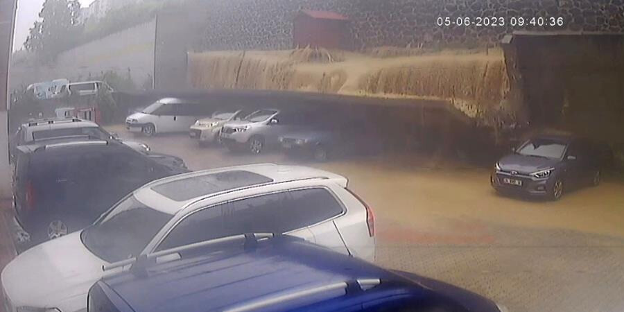 Sel sularına dayanamadı! Yıkılan istinat duvarı 5 aracı ezdi