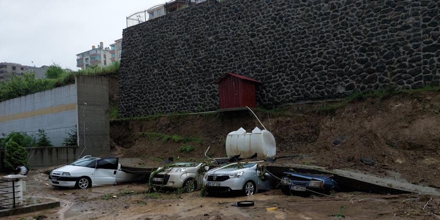 Sel sularına dayanamadı! Yıkılan istinat duvarı 5 aracı ezdi