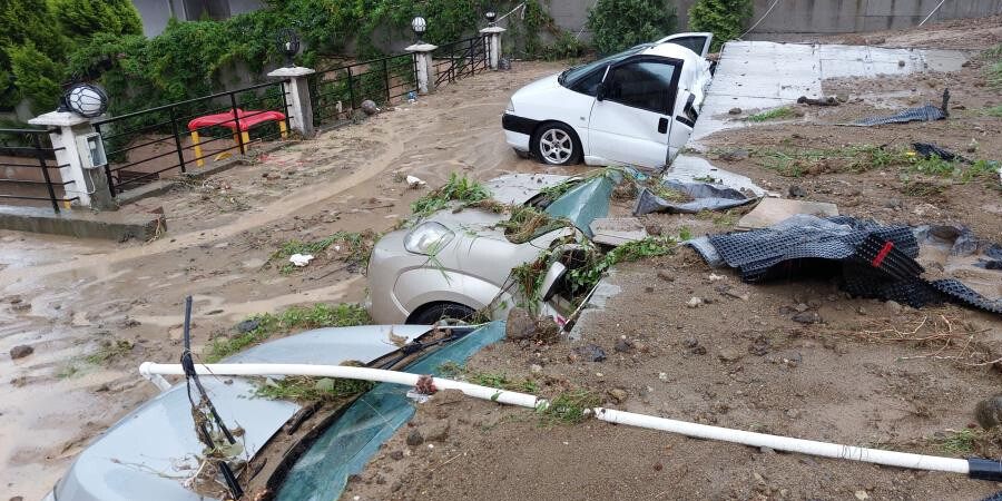 Sel sularına dayanamadı! Yıkılan istinat duvarı 5 aracı ezdi