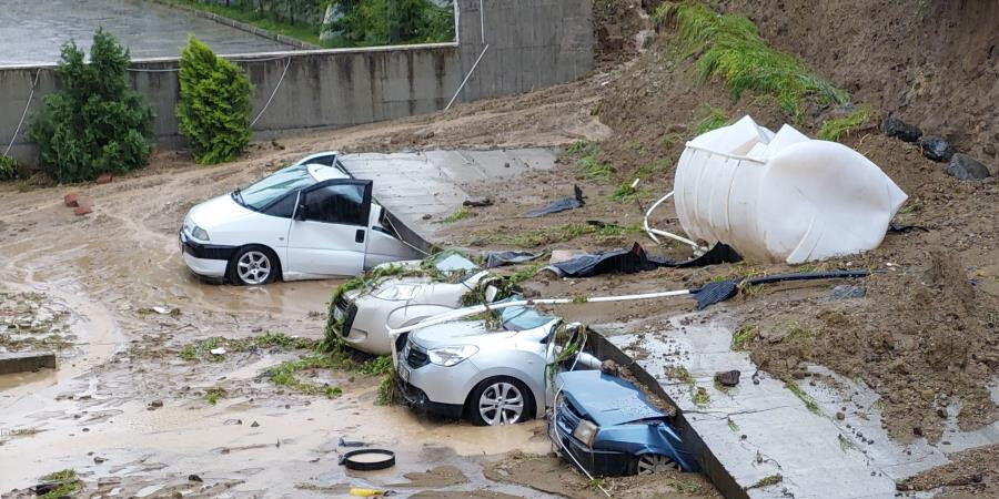 Sel sularına dayanamadı! Yıkılan istinat duvarı 5 aracı ezdi