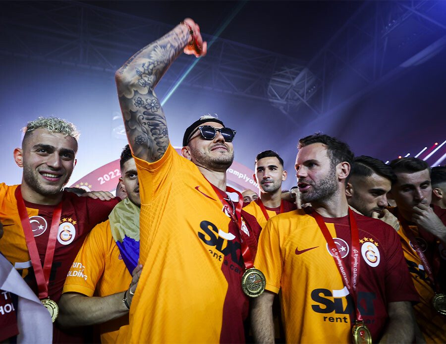 Icardi ve Simge şampiyonluk törenine damga vurdu! 'Aşkın Olayım' şarkısıyla stadyumu salladılar