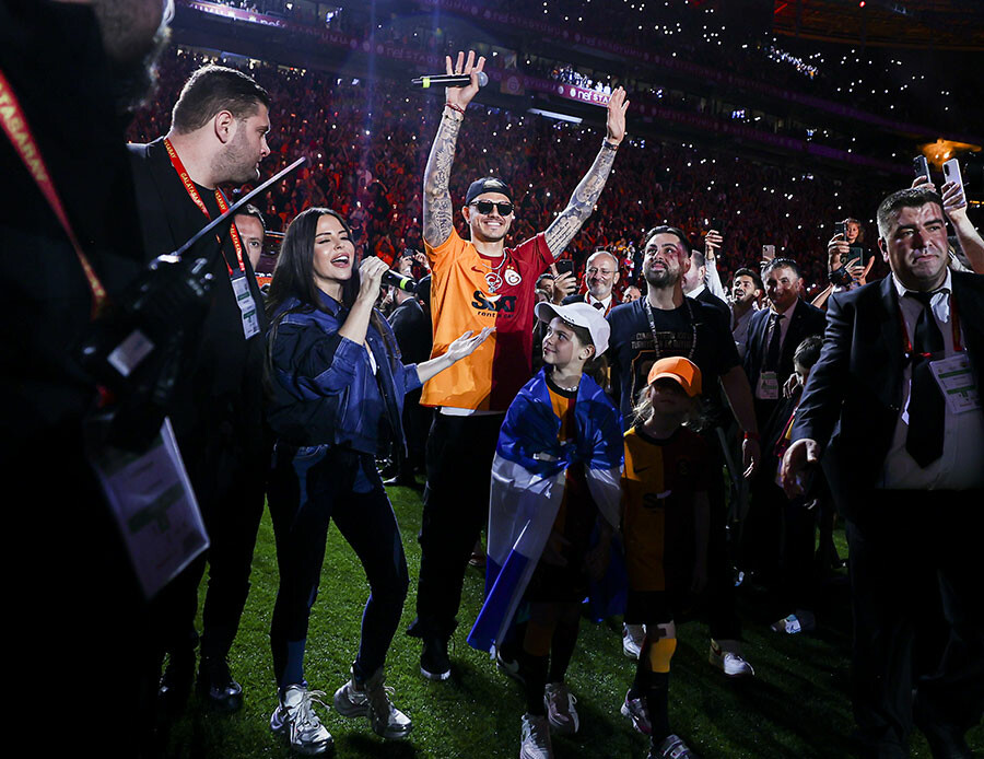 Icardi ve Simge şampiyonluk törenine damga vurdu! 'Aşkın Olayım' şarkısıyla stadyumu salladılar