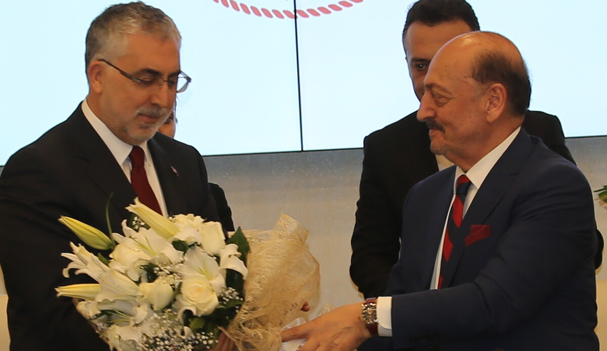 Çalışma Bakanlığı'nda devir teslim gerçekleşti! Emekli olmayı bekleyen EYT'liler için kritik açıklama Çalışma Bakanlığı'nda devir teslim gerçekleşti! Emekli olmayı bekleyen EYT'liler için kritik açıklama