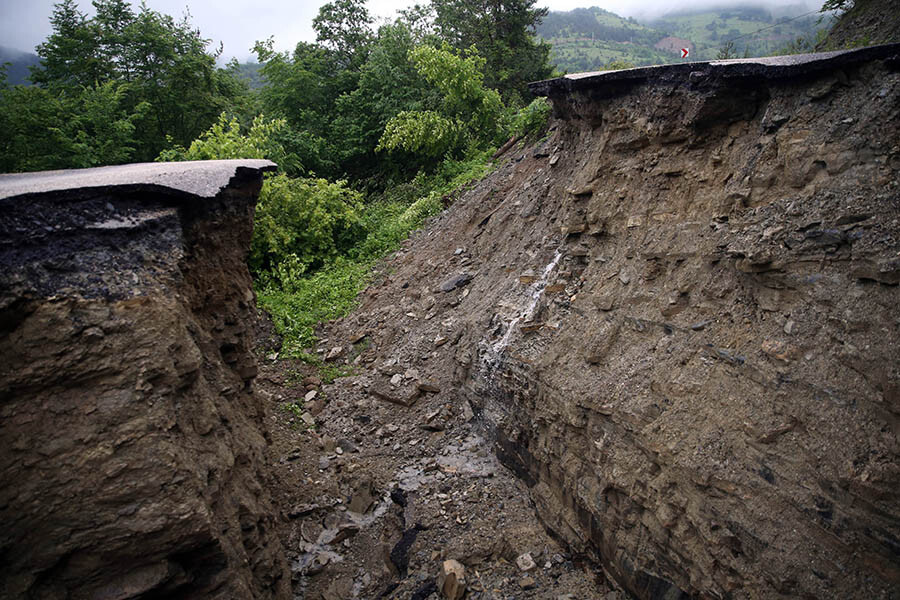 Kastamonu Çatalzeytin'de 5 köyü ilçeye bağlayan yol çöktü