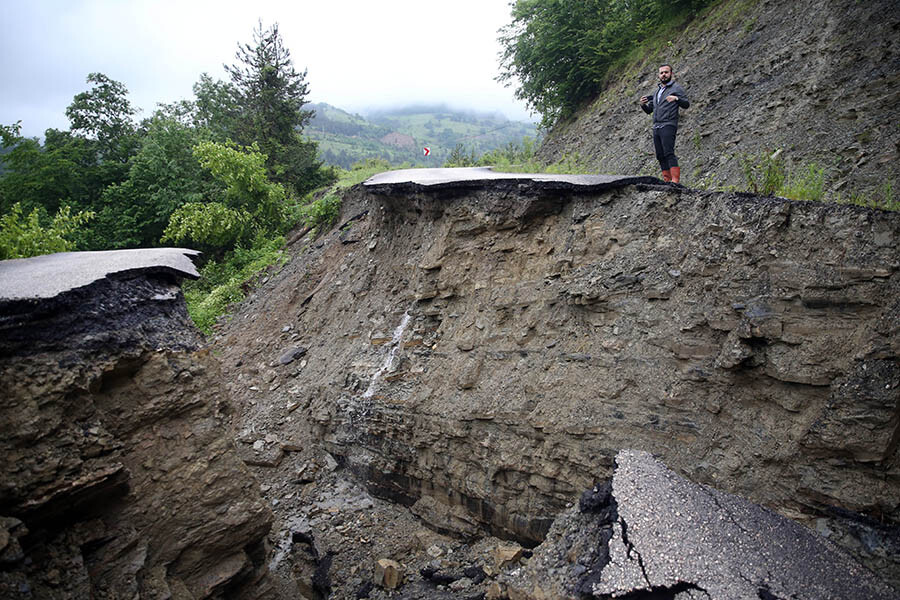 Kastamonu Çatalzeytin'de 5 köyü ilçeye bağlayan yol çöktü