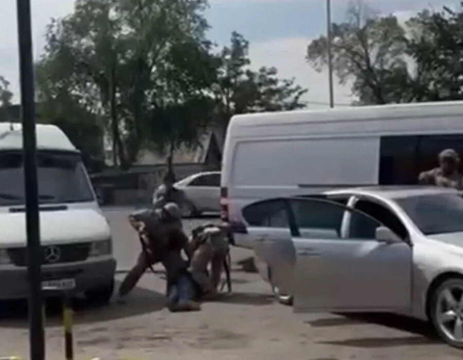 Kırgızistan’da darbe girişimi: Çok sayıda asker ve diplomat gözaltına alındı