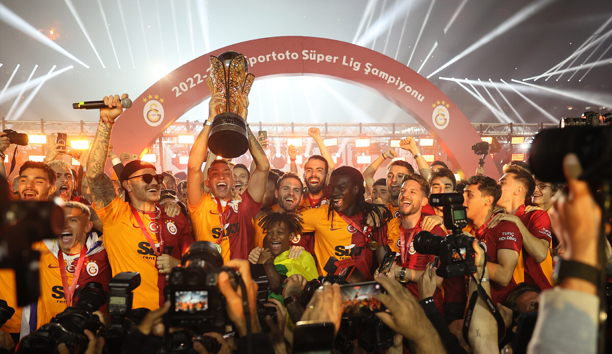 Şampiyonluk kutlamalarına damga vurdu... Galatasaraylı futbolcular 2022-23 şampiyonluğunda hangi şarkıyla podyuma geldi?