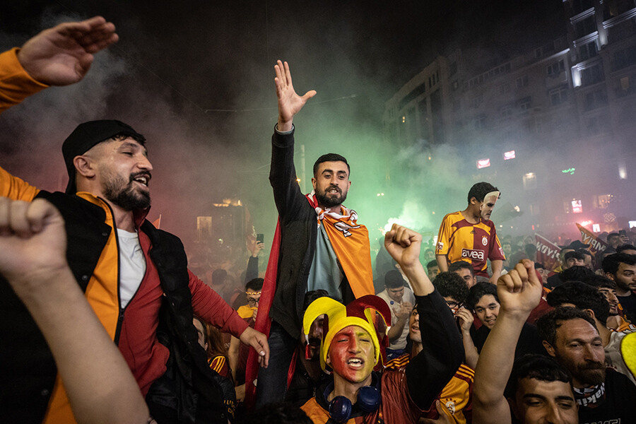 Taksim yanıyor! Galatasaraylılar şampiyonluğu kutluyor Taksim yanıyor! Galatasaraylılar şampiyonluğu kutluyor
