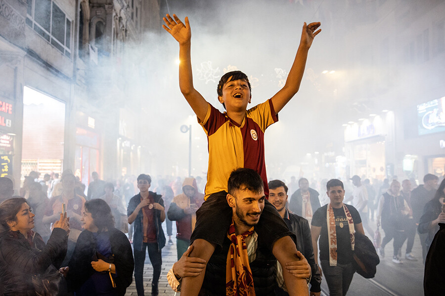 Taksim yanıyor! Galatasaraylılar şampiyonluğu kutluyor Taksim yanıyor! Galatasaraylılar şampiyonluğu kutluyor