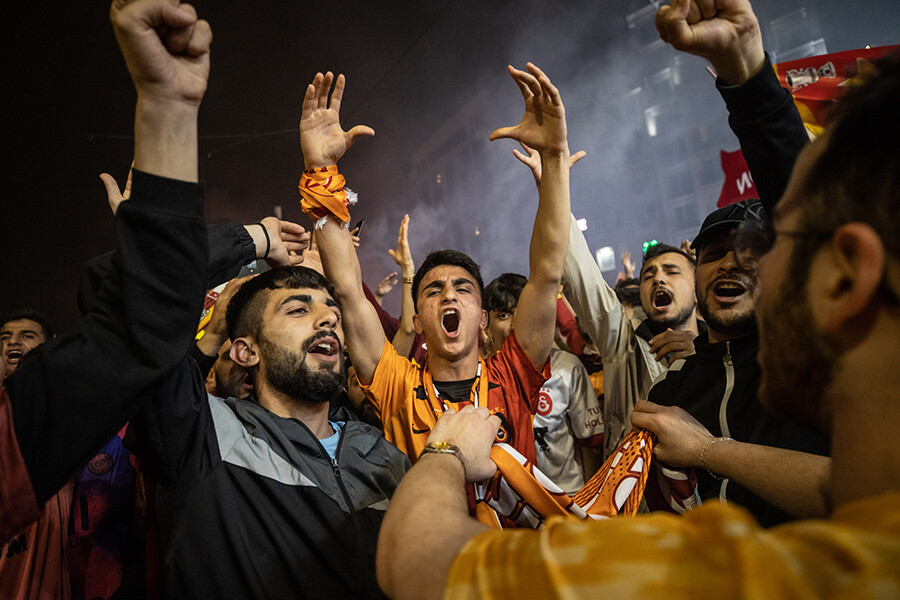 Taksim yanıyor! Galatasaraylılar şampiyonluğu kutluyor Taksim yanıyor! Galatasaraylılar şampiyonluğu kutluyor