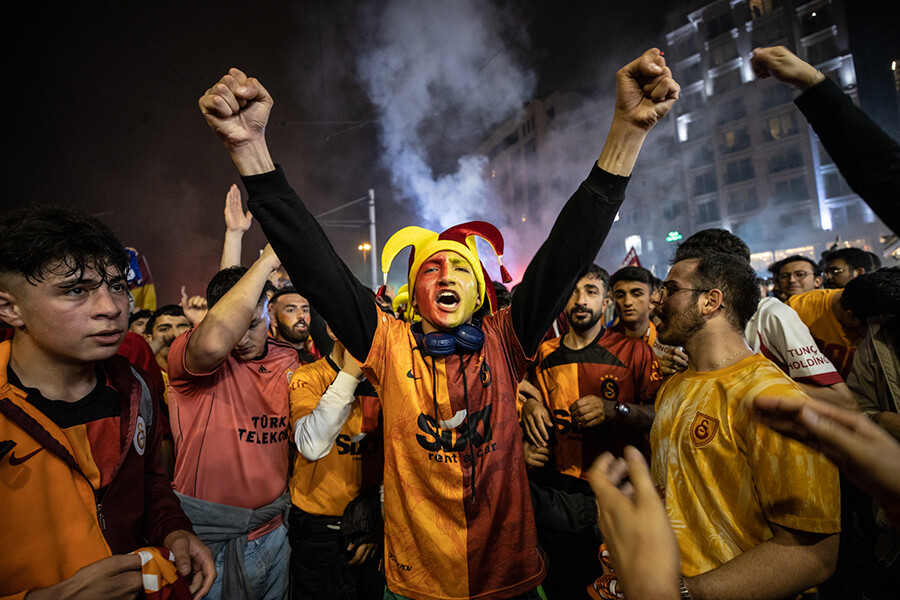 Taksim yanıyor! Galatasaraylılar şampiyonluğu kutluyor Taksim yanıyor! Galatasaraylılar şampiyonluğu kutluyor