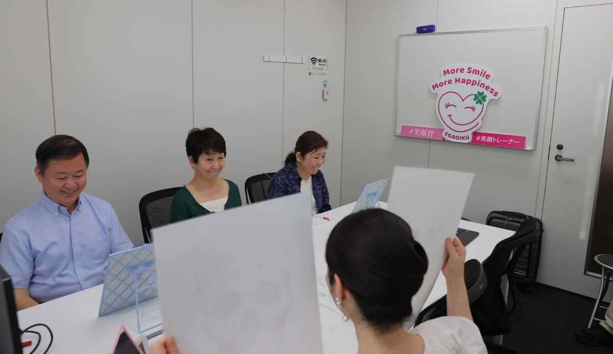 Nasıl gülünür? Gülümsemeyi unutan Japonlar eğitim alıyor Nasıl gülünür? Gülümsemeyi unutan Japonlar eğitim alıyor