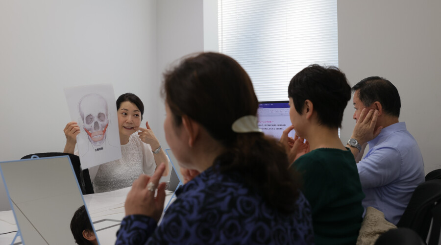 Nasıl gülünür? Gülümsemeyi unutan Japonlar eğitim alıyor Nasıl gülünür? Gülümsemeyi unutan Japonlar eğitim alıyor