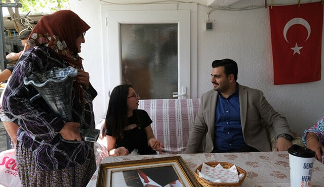 AK Partili İnan’dan İzmir’de sözlü saldırıya genç kıza moral ziyareti AK Partili İnan’dan İzmir’de sözlü saldırıya genç kıza moral ziyareti