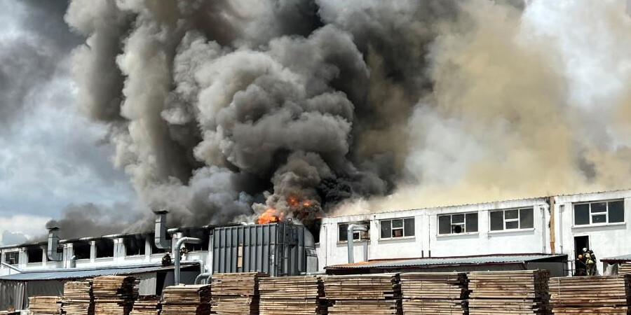 Ankara'da mobilya fabrikasında yangın! 4 kişi dumandan etkilendi