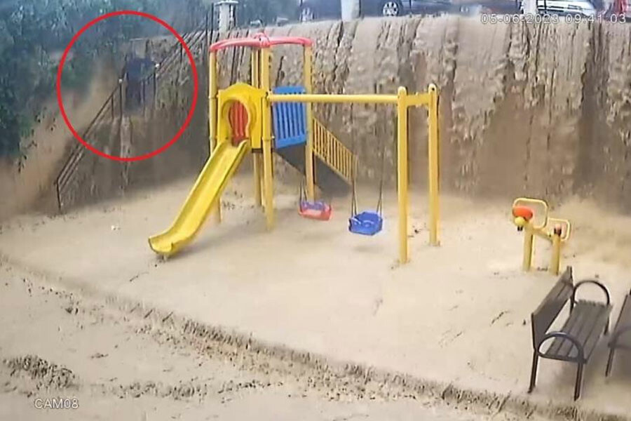 Samsun'daki sel felaketinden kaçış anı böyle görüntülendi Samsun'daki sel felaketinden kaçış anı böyle görüntülendi